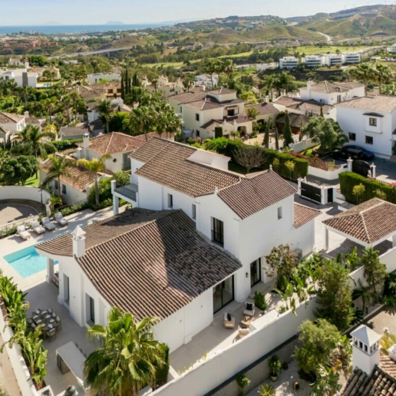 FOR SALE 🏡 Five-Bedroom Villa with Panoramic Sea Views and Private Pool – Puerto del Almendro, Benahavís 🇪🇸