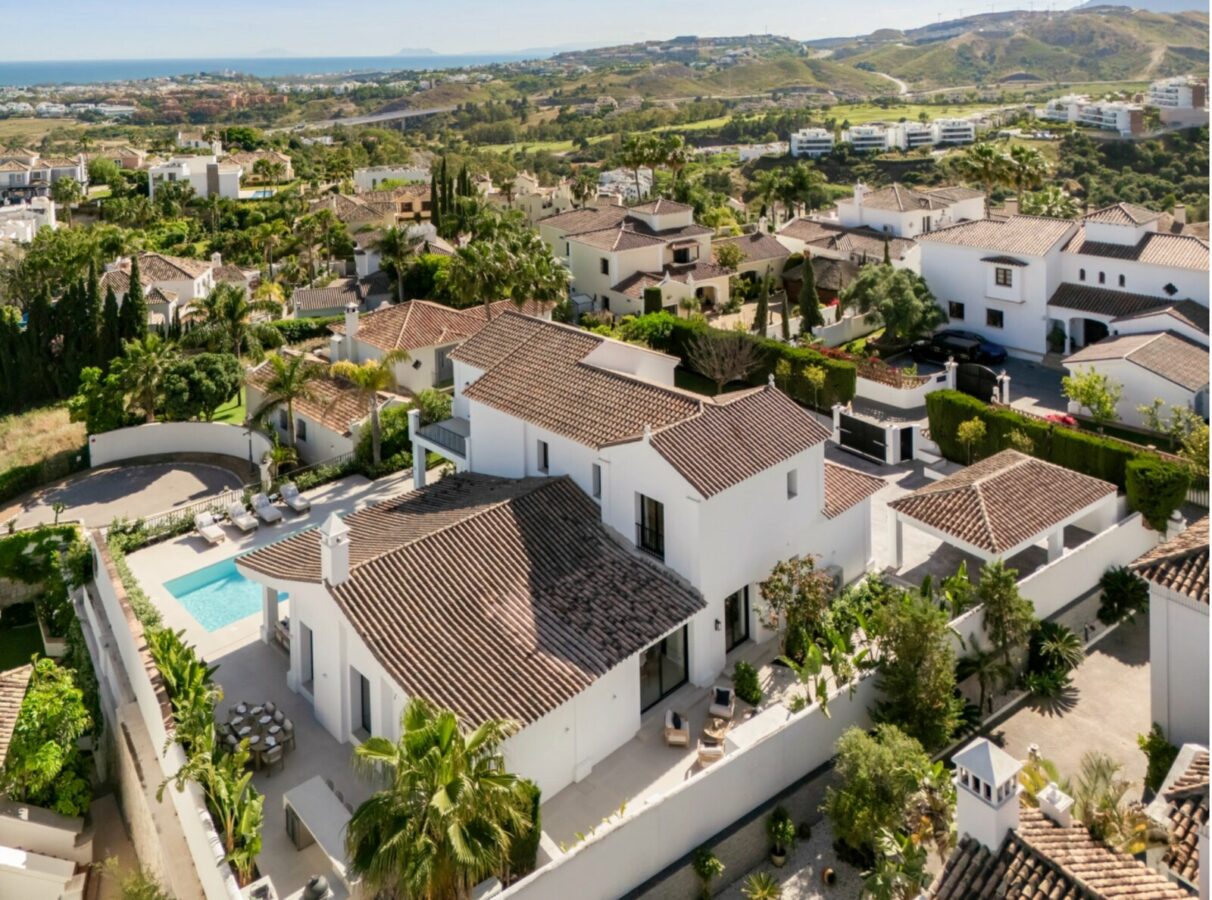 FOR SALE 🏡 Five-Bedroom Villa with Panoramic Sea Views and Private Pool – Puerto del Almendro, Benahavís 🇪🇸