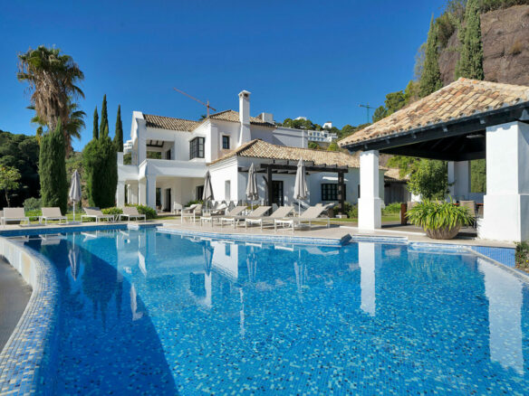 FOR SALE 🏡 Five-Bedroom Villa with Panoramic Sea Views, Infinity Pool, Spa and Cinema – Monte Mayor, Benahavís 🇪🇸