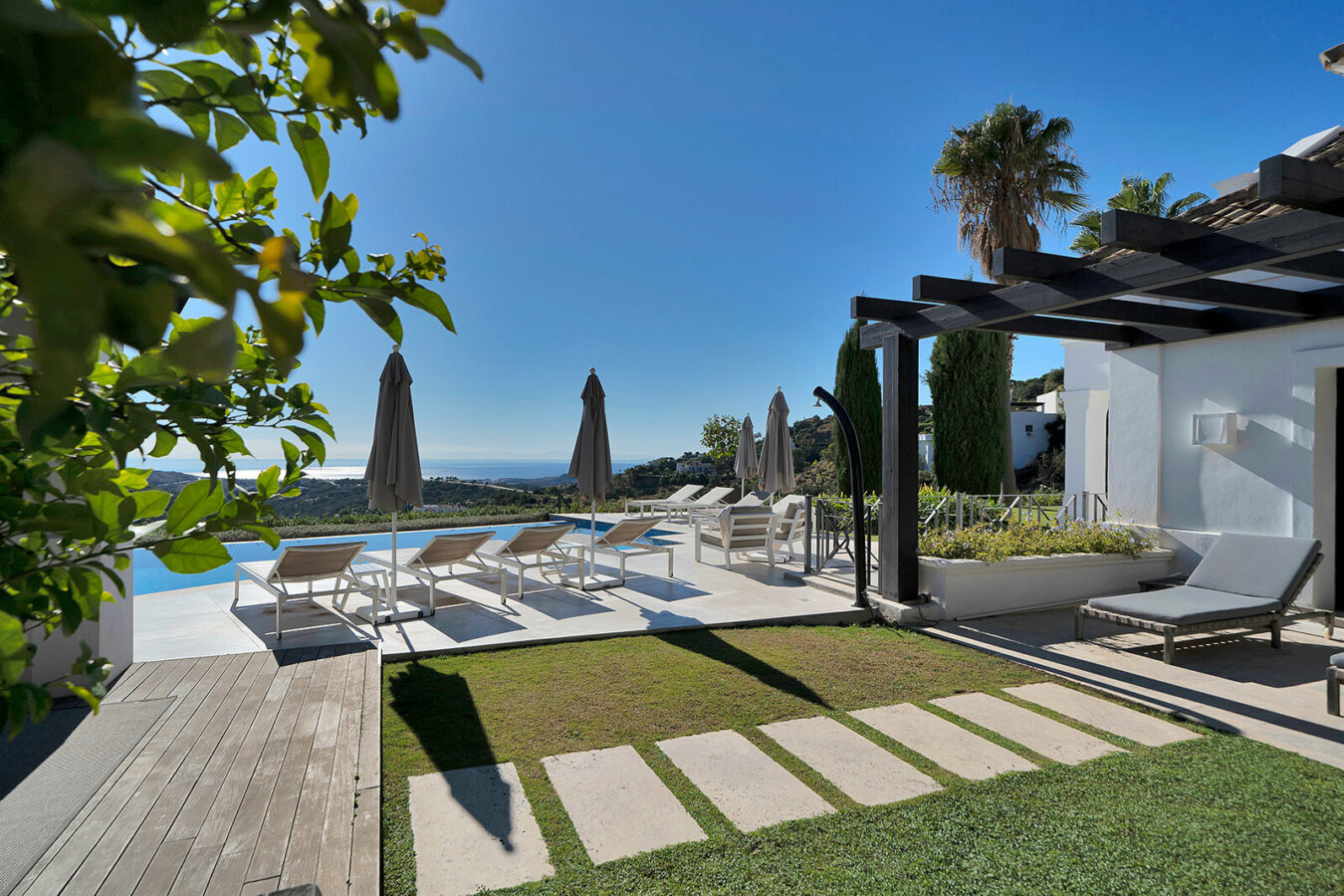 FOR SALE 🏡 Five-Bedroom Villa with Panoramic Sea Views, Infinity Pool, Spa and Cinema – Monte Mayor, Benahavís 🇪🇸