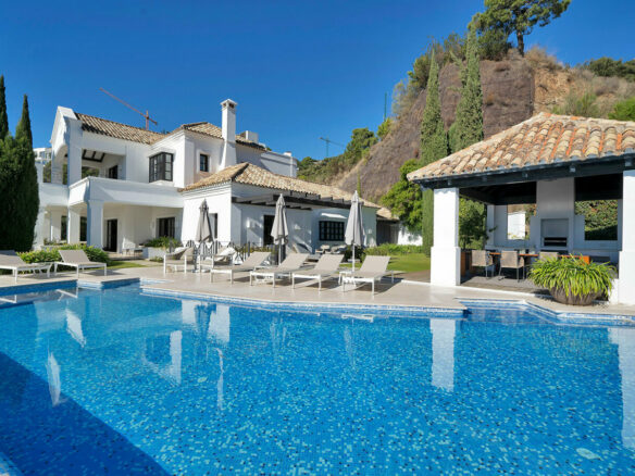 FOR SALE 🏡 Five-Bedroom Villa with Panoramic Sea Views, Infinity Pool, Spa and Cinema – Monte Mayor, Benahavís 🇪🇸