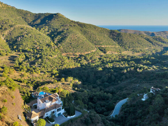 FOR SALE 🏡 Five-Bedroom Villa with Panoramic Sea Views, Infinity Pool, Spa and Cinema – Monte Mayor, Benahavís 🇪🇸