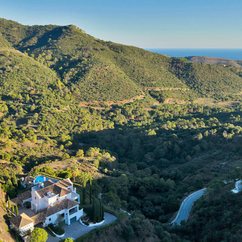 FOR SALE 🏡 Five-Bedroom Villa with Panoramic Sea Views, Infinity Pool, Spa and Cinema – Monte Mayor, Benahavís 🇪🇸