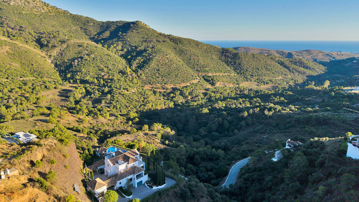 FOR SALE 🏡 Five-Bedroom Villa with Panoramic Sea Views, Infinity Pool, Spa and Cinema – Monte Mayor, Benahavís 🇪🇸