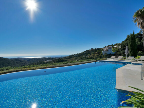 FOR SALE 🏡 Five-Bedroom Villa with Panoramic Sea Views, Infinity Pool, Spa and Cinema – Monte Mayor, Benahavís 🇪🇸