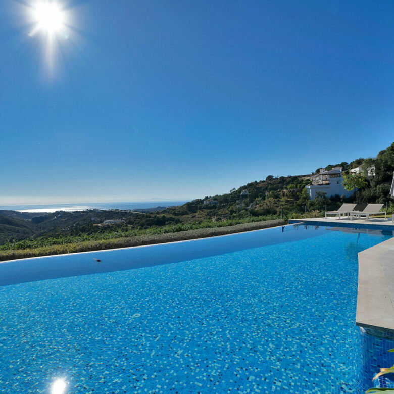 FOR SALE 🏡 Five-Bedroom Villa with Panoramic Sea Views, Infinity Pool, Spa and Cinema – Monte Mayor, Benahavís 🇪🇸