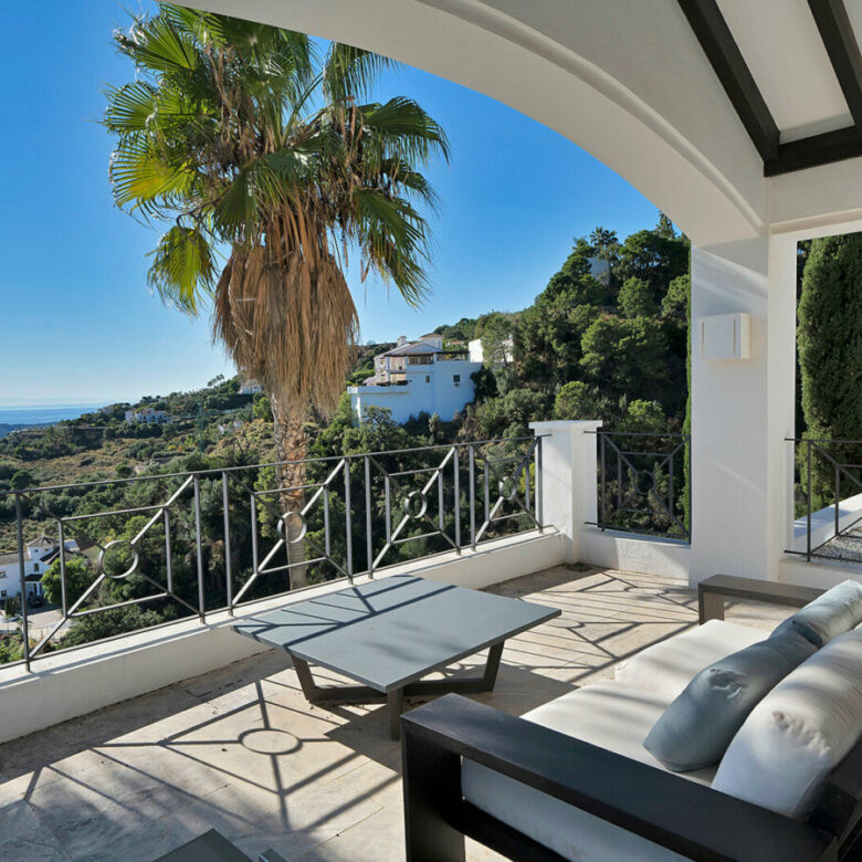 FOR SALE 🏡 Five-Bedroom Villa with Panoramic Sea Views, Infinity Pool, Spa and Cinema – Monte Mayor, Benahavís 🇪🇸
