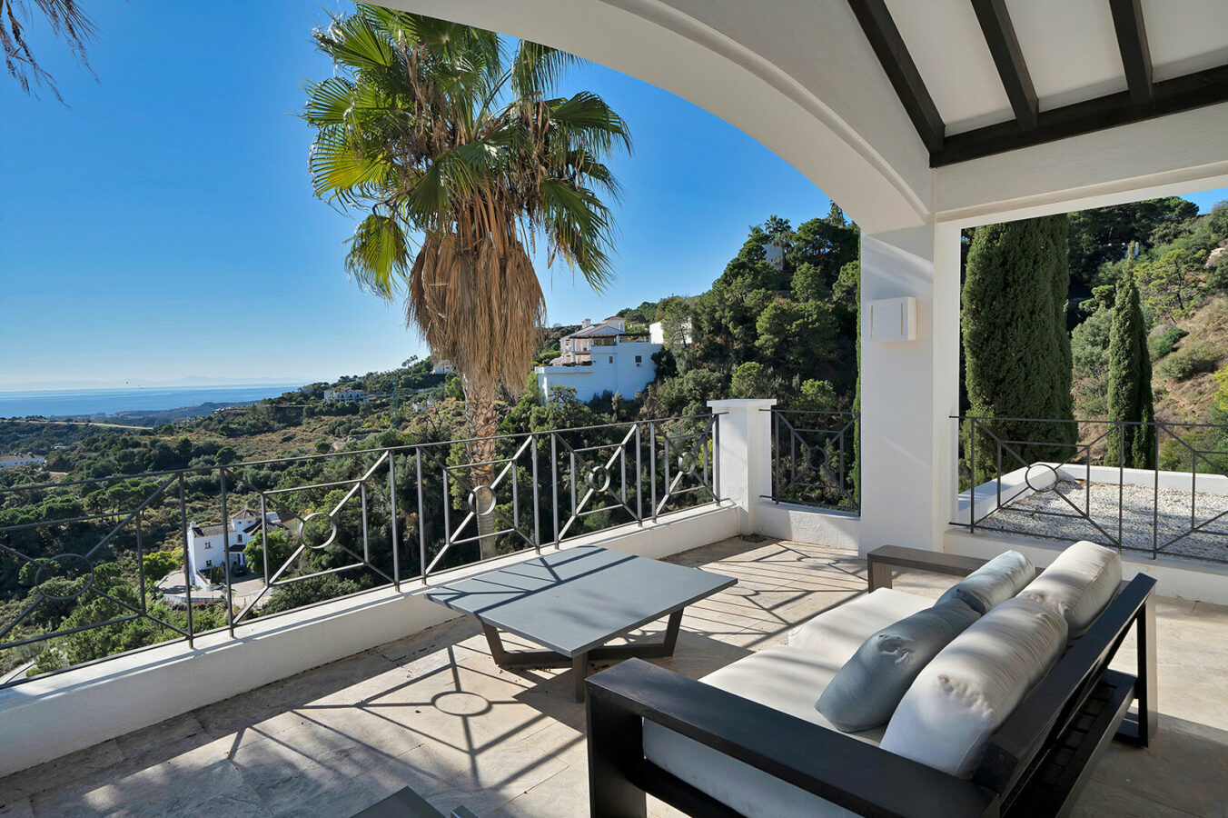 FOR SALE 🏡 Five-Bedroom Villa with Panoramic Sea Views, Infinity Pool, Spa and Cinema – Monte Mayor, Benahavís 🇪🇸