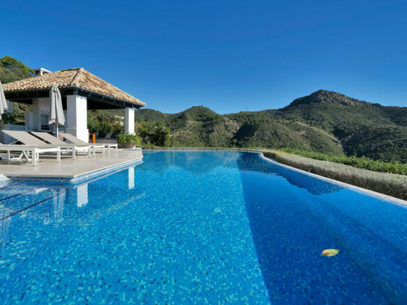 FOR SALE 🏡 Five-Bedroom Villa with Panoramic Sea Views, Infinity Pool, Spa and Cinema – Monte Mayor, Benahavís 🇪🇸