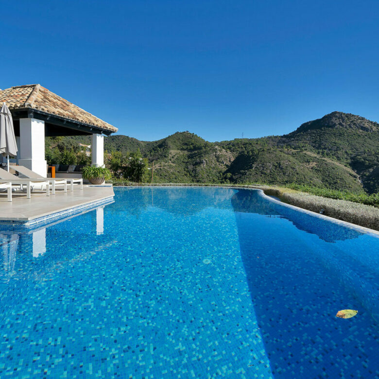FOR SALE 🏡 Five-Bedroom Villa with Panoramic Sea Views, Infinity Pool, Spa and Cinema – Monte Mayor, Benahavís 🇪🇸