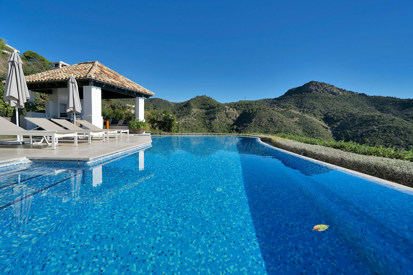 FOR SALE 🏡 Five-Bedroom Villa with Panoramic Sea Views, Infinity Pool, Spa and Cinema – Monte Mayor, Benahavís 🇪🇸