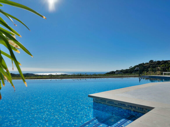 FOR SALE 🏡 Five-Bedroom Villa with Panoramic Sea Views, Infinity Pool, Spa and Cinema – Monte Mayor, Benahavís 🇪🇸