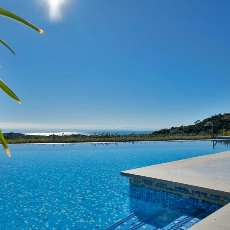 FOR SALE 🏡 Five-Bedroom Villa with Panoramic Sea Views, Infinity Pool, Spa and Cinema – Monte Mayor, Benahavís 🇪🇸