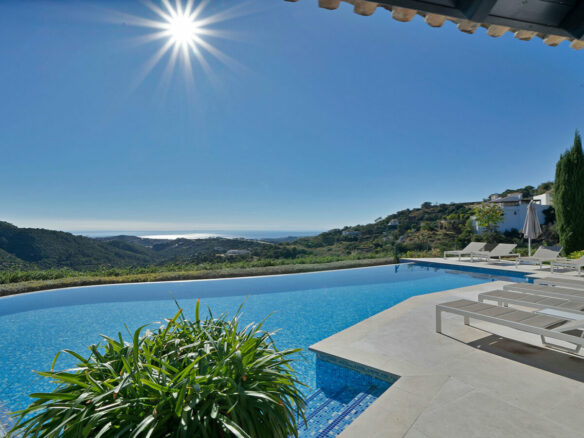 FOR SALE 🏡 Five-Bedroom Villa with Panoramic Sea Views, Infinity Pool, Spa and Cinema – Monte Mayor, Benahavís 🇪🇸