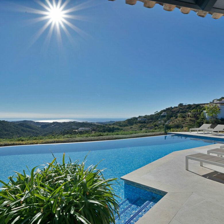 FOR SALE 🏡 Five-Bedroom Villa with Panoramic Sea Views, Infinity Pool, Spa and Cinema – Monte Mayor, Benahavís 🇪🇸
