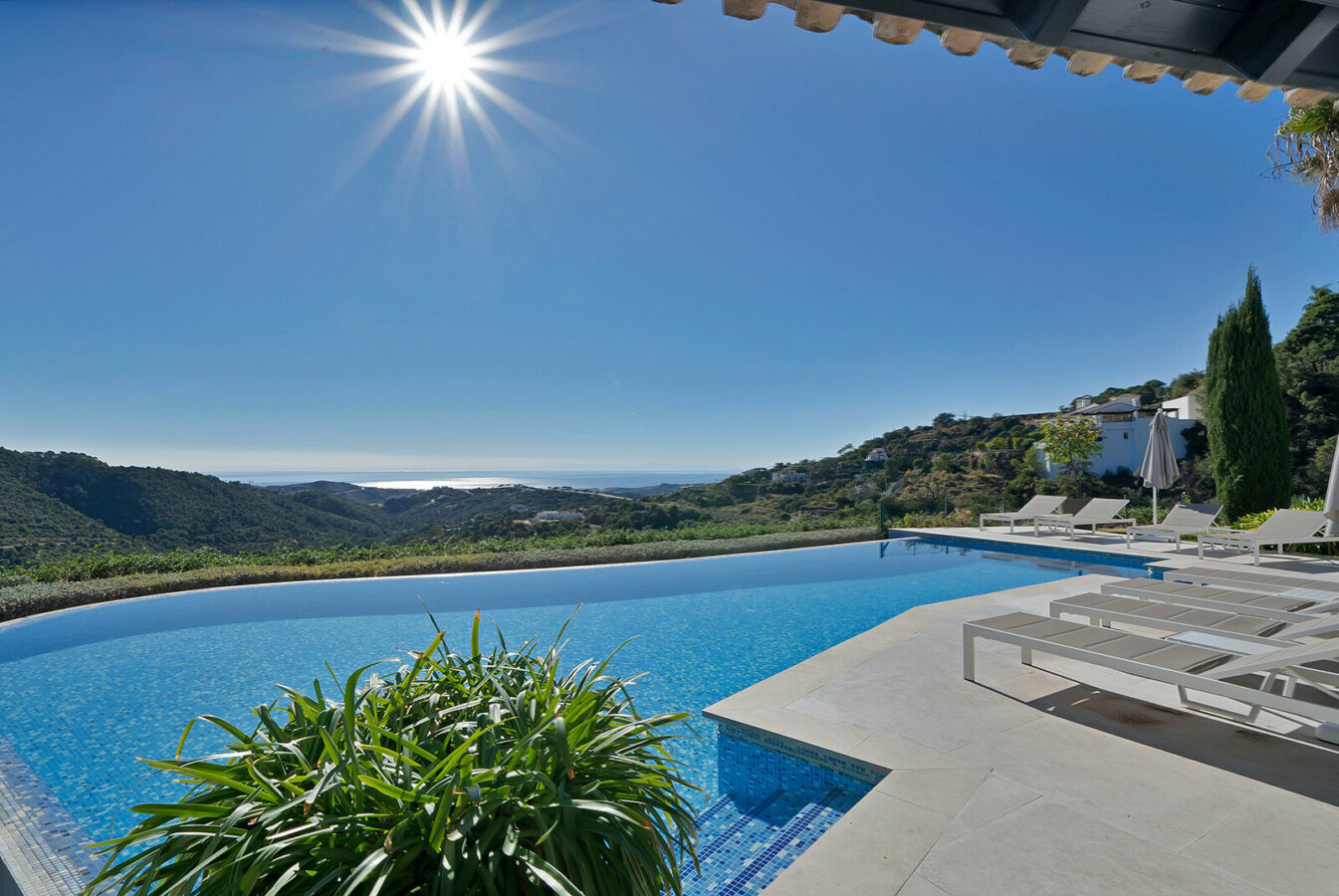FOR SALE 🏡 Five-Bedroom Villa with Panoramic Sea Views, Infinity Pool, Spa and Cinema – Monte Mayor, Benahavís 🇪🇸