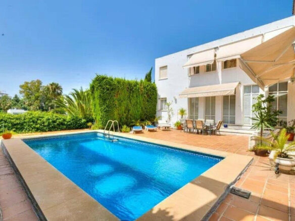 FOR SALE 🏡 Five-Bedroom Villa to Renovate on a 1,000 m² Plot – Las Brisas, Nueva Andalucía, Marbella 🇪🇸
