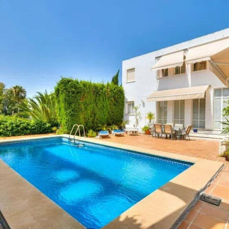 FOR SALE 🏡 Five-Bedroom Villa to Renovate on a 1,000 m² Plot – Las Brisas, Nueva Andalucía, Marbella 🇪🇸