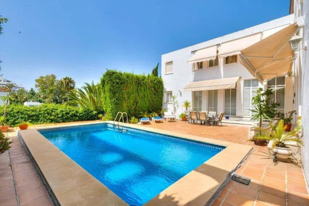 five-bedroom-villa-to-renovate-1000m2-plot-las-brisas-nueva-01 FOR SALE 🏡 Five-Bedroom Villa to Renovate on a 1,000 m² Plot – Las Brisas, Nueva AndalucĂa, Marbella 🇪🇸