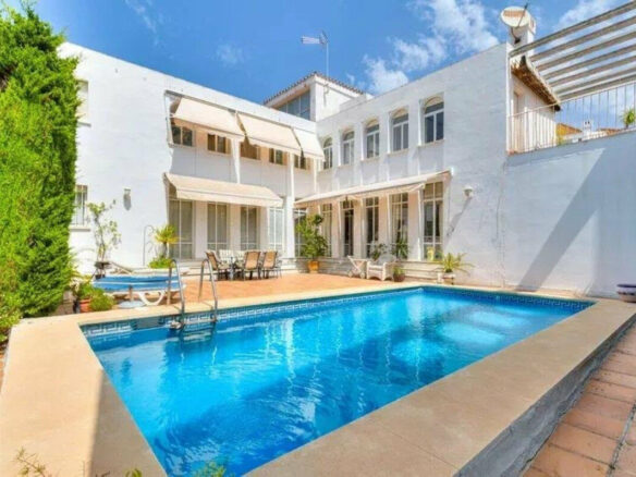 FOR SALE 🏡 Five-Bedroom Villa to Renovate on a 1,000 m² Plot – Las Brisas, Nueva Andalucía, Marbella 🇪🇸