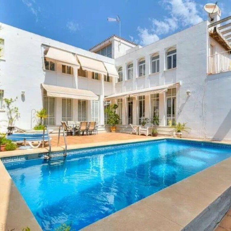 FOR SALE 🏡 Five-Bedroom Villa to Renovate on a 1,000 m² Plot – Las Brisas, Nueva Andalucía, Marbella 🇪🇸