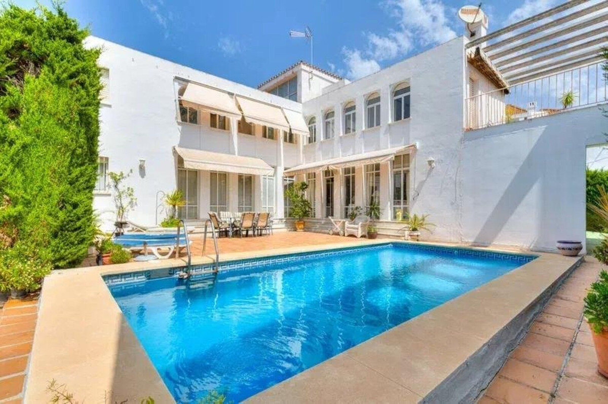 FOR SALE 🏡 Five-Bedroom Villa to Renovate on a 1,000 m² Plot – Las Brisas, Nueva Andalucía, Marbella 🇪🇸
