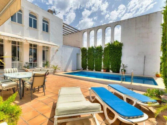 FOR SALE 🏡 Five-Bedroom Villa to Renovate on a 1,000 m² Plot – Las Brisas, Nueva Andalucía, Marbella 🇪🇸