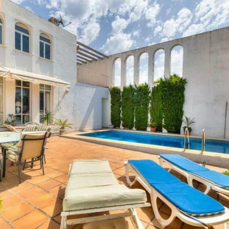 FOR SALE 🏡 Five-Bedroom Villa to Renovate on a 1,000 m² Plot – Las Brisas, Nueva Andalucía, Marbella 🇪🇸