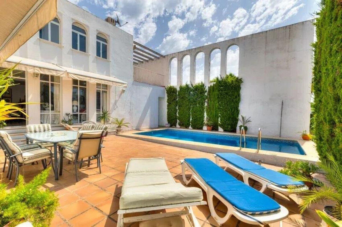 FOR SALE 🏡 Five-Bedroom Villa to Renovate on a 1,000 m² Plot – Las Brisas, Nueva Andalucía, Marbella 🇪🇸