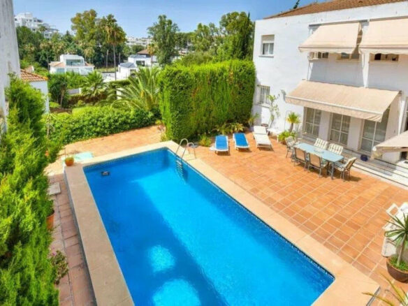 FOR SALE 🏡 Five-Bedroom Villa to Renovate on a 1,000 m² Plot – Las Brisas, Nueva Andalucía, Marbella 🇪🇸