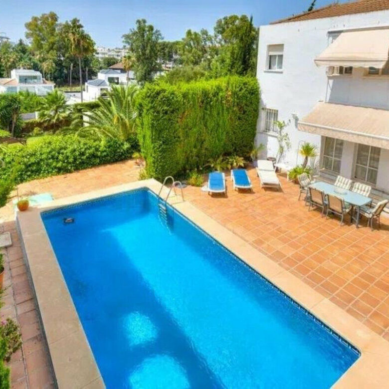 FOR SALE 🏡 Five-Bedroom Villa to Renovate on a 1,000 m² Plot – Las Brisas, Nueva Andalucía, Marbella 🇪🇸