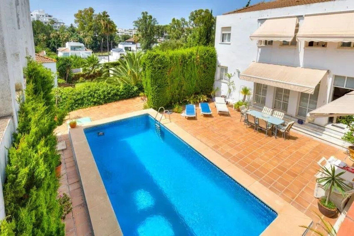 FOR SALE 🏡 Five-Bedroom Villa to Renovate on a 1,000 m² Plot – Las Brisas, Nueva Andalucía, Marbella 🇪🇸