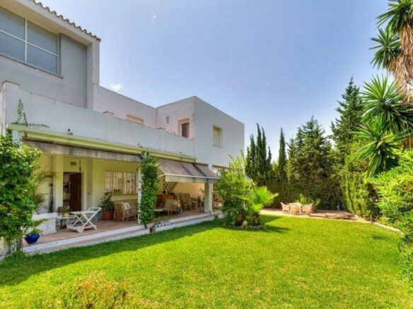 FOR SALE 🏡 Five-Bedroom Villa to Renovate on a 1,000 m² Plot – Las Brisas, Nueva Andalucía, Marbella 🇪🇸