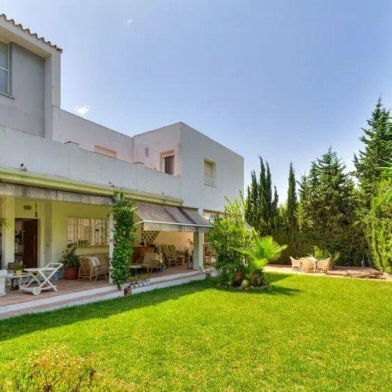 FOR SALE 🏡 Five-Bedroom Villa to Renovate on a 1,000 m² Plot – Las Brisas, Nueva Andalucía, Marbella 🇪🇸