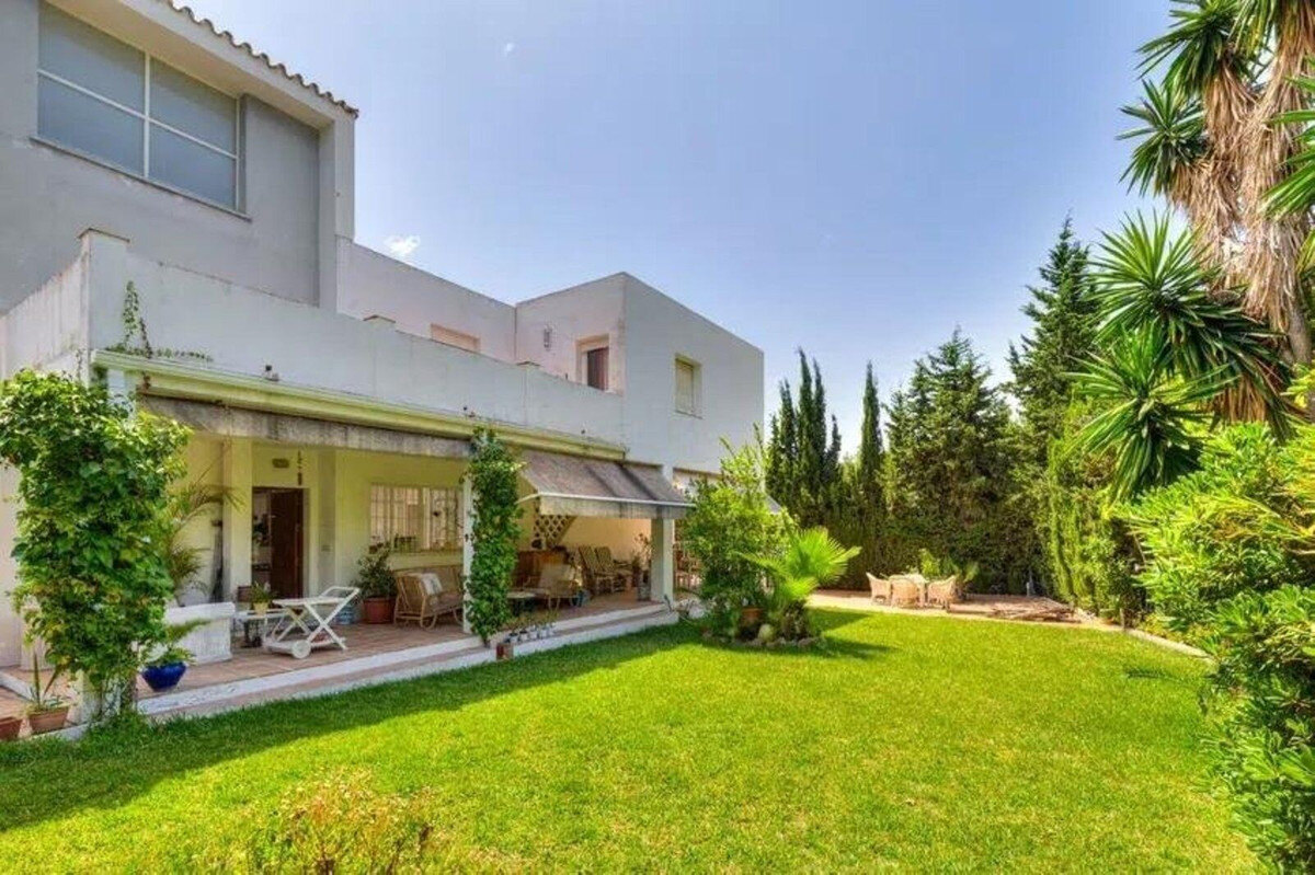 FOR SALE 🏡 Five-Bedroom Villa to Renovate on a 1,000 m² Plot – Las Brisas, Nueva Andalucía, Marbella 🇪🇸