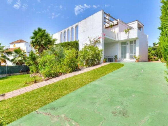 FOR SALE 🏡 Five-Bedroom Villa to Renovate on a 1,000 m² Plot – Las Brisas, Nueva Andalucía, Marbella 🇪🇸