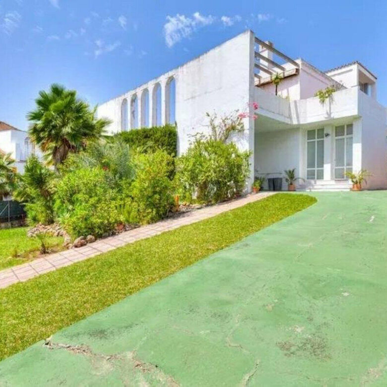 FOR SALE 🏡 Five-Bedroom Villa to Renovate on a 1,000 m² Plot – Las Brisas, Nueva Andalucía, Marbella 🇪🇸