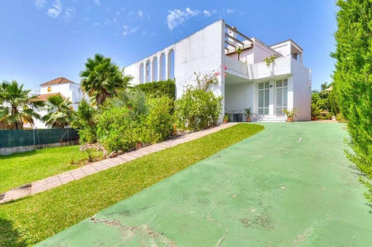 FOR SALE 🏡 Five-Bedroom Villa to Renovate on a 1,000 m² Plot – Las Brisas, Nueva Andalucía, Marbella 🇪🇸