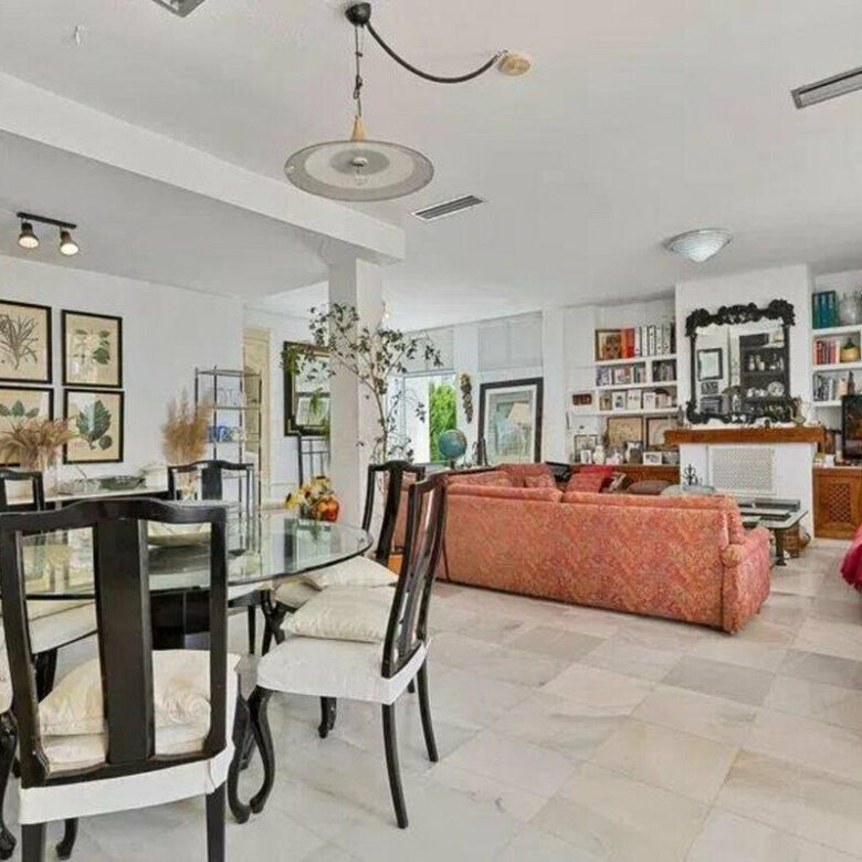 FOR SALE 🏡 Five-Bedroom Villa to Renovate on a 1,000 m² Plot – Las Brisas, Nueva Andalucía, Marbella 🇪🇸