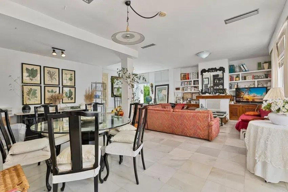 FOR SALE 🏡 Five-Bedroom Villa to Renovate on a 1,000 m² Plot – Las Brisas, Nueva Andalucía, Marbella 🇪🇸