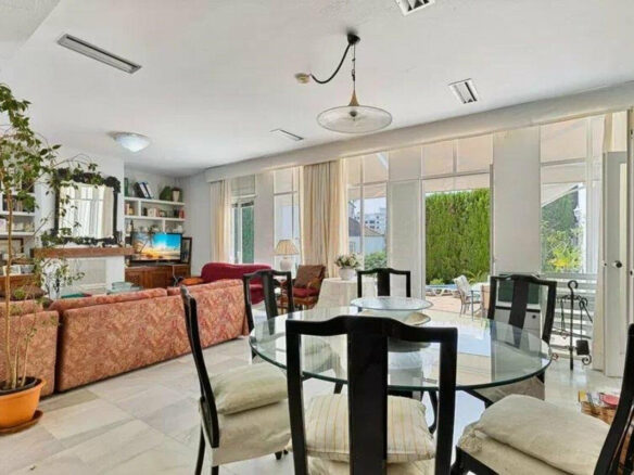 FOR SALE 🏡 Five-Bedroom Villa to Renovate on a 1,000 m² Plot – Las Brisas, Nueva Andalucía, Marbella 🇪🇸