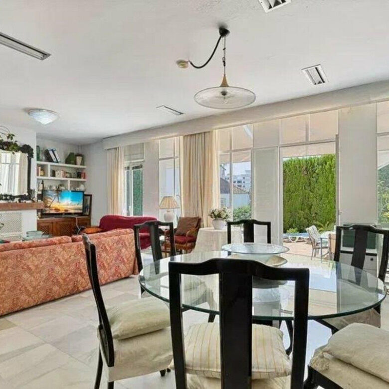 FOR SALE 🏡 Five-Bedroom Villa to Renovate on a 1,000 m² Plot – Las Brisas, Nueva Andalucía, Marbella 🇪🇸