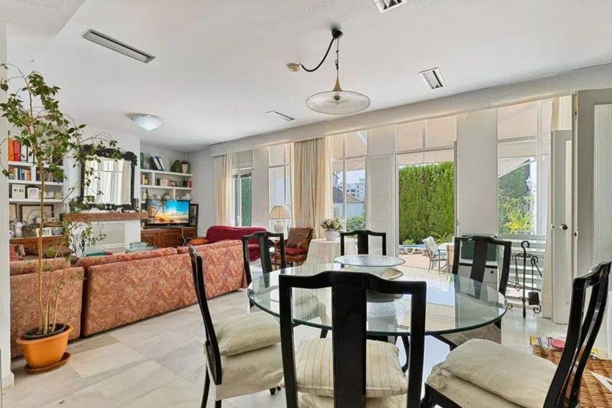 FOR SALE 🏡 Five-Bedroom Villa to Renovate on a 1,000 m² Plot – Las Brisas, Nueva Andalucía, Marbella 🇪🇸