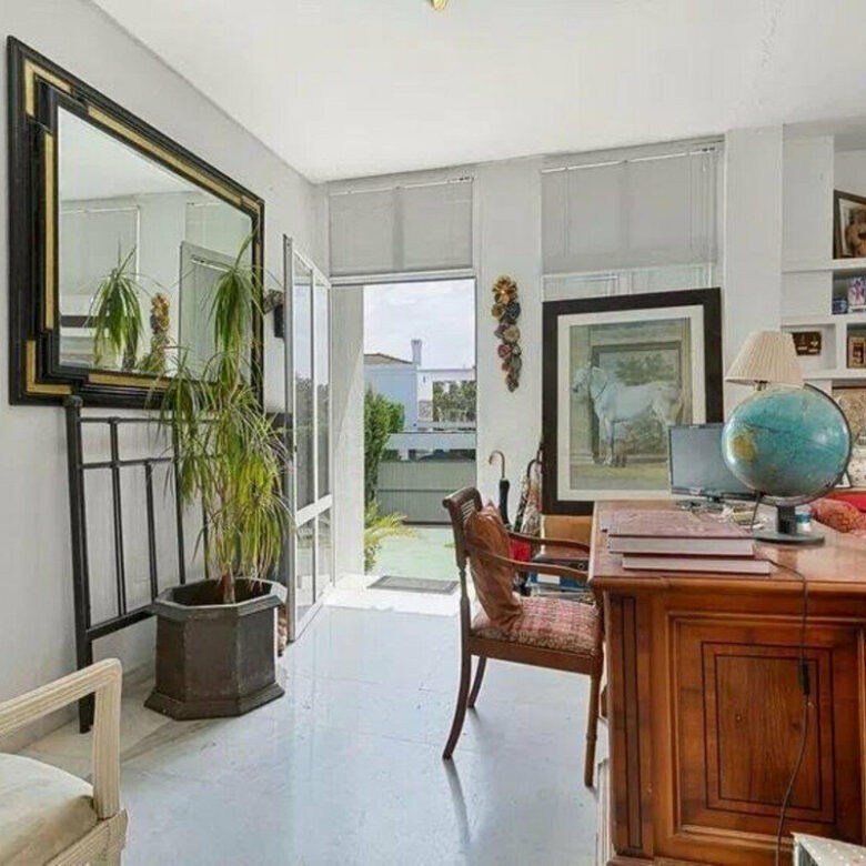 FOR SALE 🏡 Five-Bedroom Villa to Renovate on a 1,000 m² Plot – Las Brisas, Nueva Andalucía, Marbella 🇪🇸