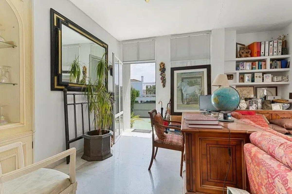 FOR SALE 🏡 Five-Bedroom Villa to Renovate on a 1,000 m² Plot – Las Brisas, Nueva Andalucía, Marbella 🇪🇸