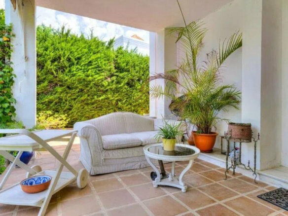 FOR SALE 🏡 Five-Bedroom Villa to Renovate on a 1,000 m² Plot – Las Brisas, Nueva Andalucía, Marbella 🇪🇸