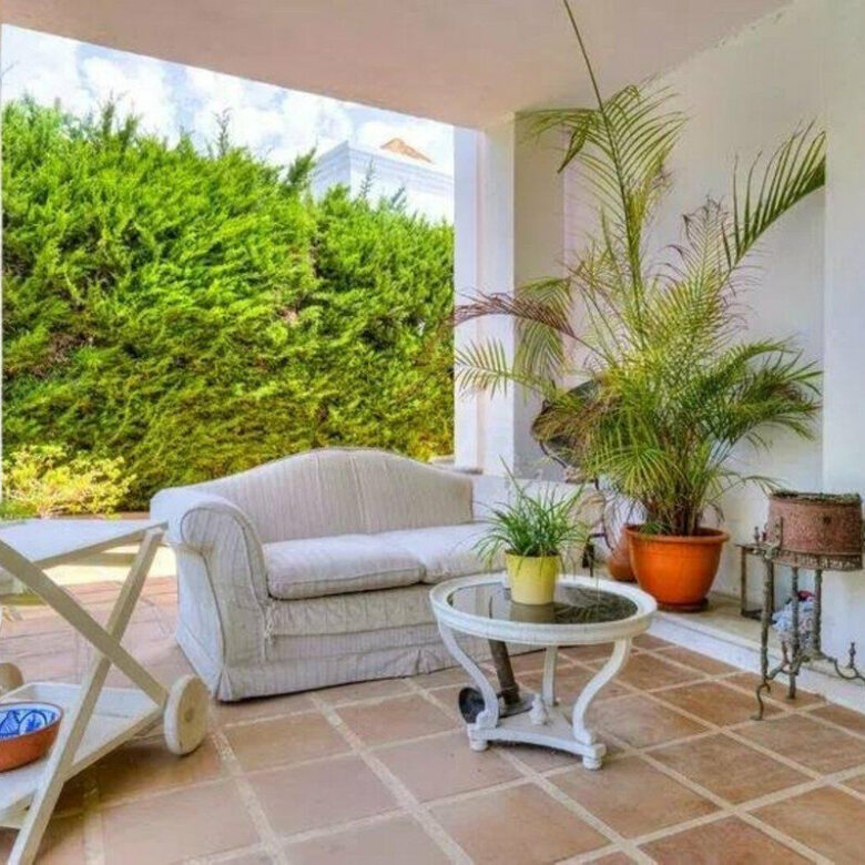 FOR SALE 🏡 Five-Bedroom Villa to Renovate on a 1,000 m² Plot – Las Brisas, Nueva Andalucía, Marbella 🇪🇸