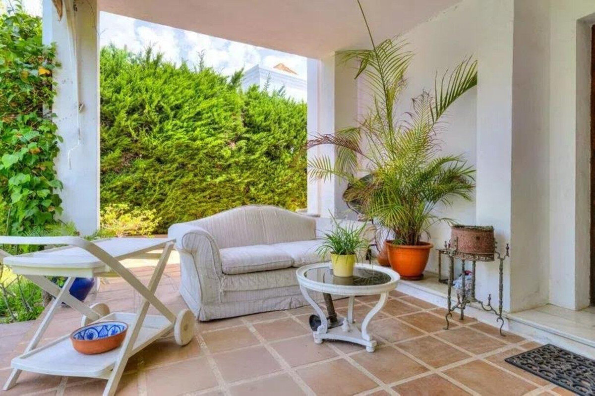 FOR SALE 🏡 Five-Bedroom Villa to Renovate on a 1,000 m² Plot – Las Brisas, Nueva Andalucía, Marbella 🇪🇸