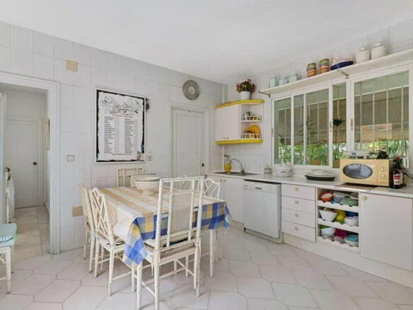 FOR SALE 🏡 Five-Bedroom Villa to Renovate on a 1,000 m² Plot – Las Brisas, Nueva Andalucía, Marbella 🇪🇸