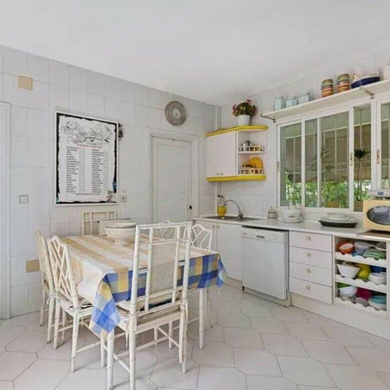 FOR SALE 🏡 Five-Bedroom Villa to Renovate on a 1,000 m² Plot – Las Brisas, Nueva Andalucía, Marbella 🇪🇸